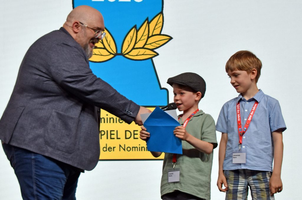 Schlewinski und 2 Schüler